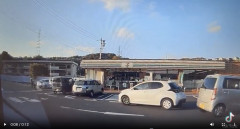 【衝撃映像】86歳おじいちゃん、早朝のコンビニでラジコン操作に大失敗して逝く・・・