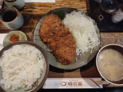 これワイの夕食なんやがwww（とんかつ定食ご飯と豚汁おかわり自由）