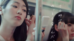 女さん、満員電車で化粧中に転倒→大惨事を引き起こすも態度がヤバすぎると話題に