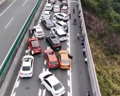 【動画】大渋滞が起きると車を斜めに停めて後続車の割り込みを防ぐ中国。