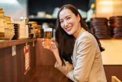 一人で呑み屋のカウンター座ってるとちまちま声かけられたりするよね