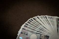 【速報】物価高に7割超が『年収追いつかない』→ 実際に必要な年収増加額がこちら…