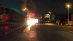 【事故】対向車線をはみ出した乗用車がトラックと衝突して炎上、同乗者3人死亡…一人助かった運転手が地面に仰向けになって泣き叫ぶ（動画あり）
