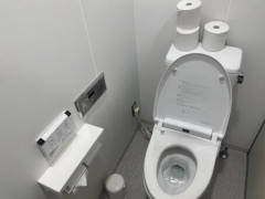 【戦慄】男子トイレの個室で用を足していた40代男性、ふと上を見た結果・・・