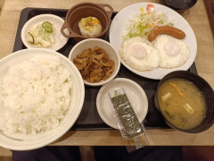 松屋の朝食これ700えんです（※画像あり）
