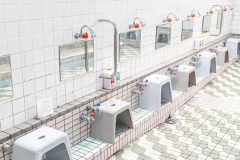集団で銭湯に来る若い男の正体