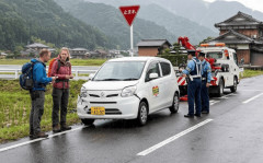 【悲報】外国人観光客のレンタカー事故が急増中…「標識読めない」「逆走」で無事カオスへ