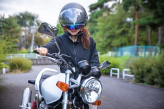 【悲報】女バイカーさん、牧草地で写真撮っただけでオジバイカー達から総攻撃ｗｗｗｗｗｗｗ