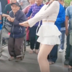 【動画】中国のエチエチお姐さん、車椅子のジジイ相手に奇跡を起こす
