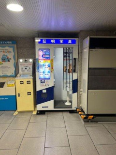 【悲報】立憲民主党、証明写真ボックスで放尿