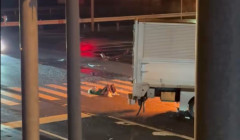 【動画】3人の仲間を車に乗せてイキった男、猛スピードで対抗車線のトラックに突っ込み車が炎上→自分だけ外に出て助かってしまう