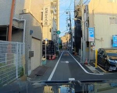 【車載】品川の激狭路地を走行中に記録されたヒヤッと動画が怖すぎる。