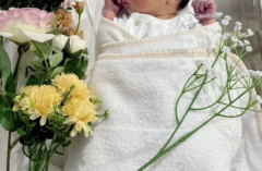 【悲報】生まれた赤ちゃんの横に花を飾ったら大炎上してしまう・・・