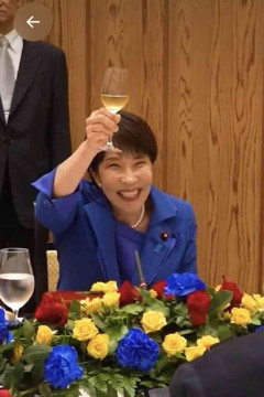 高市首相の乾杯に「下品」「居酒屋じゃないんだぞ」　オチラル首相との会食でグラスを頭上に掲げる