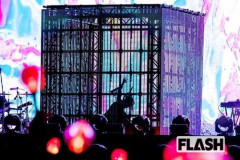 【悲報】Adoさん、K-POPの祭典の大トリで檻の中から「おどるポンポコリン」を歌って炎上してしまうｗｗｗｗｗｗｗｗｗｗ