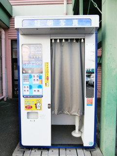 山梨県議　証明写真機でおしっこ