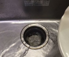 60℃の水が流れる排水溝に作業員が転落、全身火傷し病院に運ばれるも死亡してしまう...