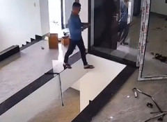 【動画】痛いで済んでるかな？建設現場で歩きスマホをしていた男性が(ﾟoﾟ)