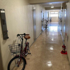 【悲報】マンションの隣の部屋に引っ越してきたやつがマンション通路にチャリ置き出したんやが