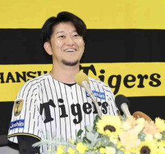 「１３年間、タイガース一筋で頑張ってくた」引退の阪神・岩貞に球団副本部長が感謝　１０・６広島戦でセレモニー実施