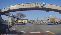 この車とバイクの衝突事故、どっちがわるいの？