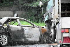 【悲報】トラックに突撃して同乗の3人が死亡したなか唯一無傷だった19歳の運転手さん、哀叫！！！・・・・・・・・・