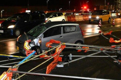 【悲報】飼い犬を捜索中の大学生、死んでいる犬を見つけ車から降りたところ後続車にはねられ重体に