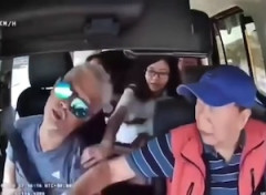 【動画】タクシーの運転手が運転中に意識を失ってしまうアクシデント。