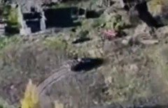 ウクライナ軍、ソ連製の古いBTR-60装甲車を無人爆発車両に改造しロシア軍陣地を攻撃！