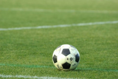 【悲報】サッカー選手さん、髪の毛を引っ張って退場