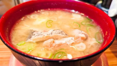 訪日外国人さん、あら汁を頼むも食べられずSNSに上げてしまう･･･
