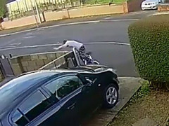 E-bikeで勢いよく道路を突っ切った子ども、その先の鉄柵に激突「それもうバイクだろ」【海外の反応】