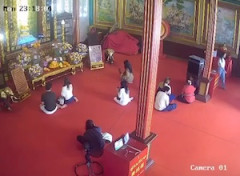 【動画】ダイナミック参拝。観音寺院に高齢者が運転する車が突っ込み2人重傷。（タイ）