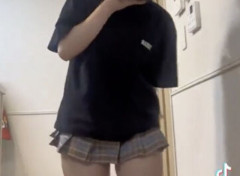 【朗報】陰キャ女子さん、ネットでミニスカ購入→とんでもない丈の短さを披露してしまう