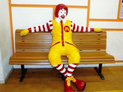 【悲報】マクドのキャラクター「ドナルド」が「ロナルド」になってしまい日本人全員困惑