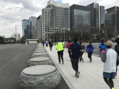 マナーのわるい皇居ランナーに千代田区が激怒「皇居周辺の歩道は歩行者優先」