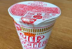 【悲報】カップヌードルの蓋をとめるシールさっさと戻せよｗｗｗｗｗｗｗｗｗｗ