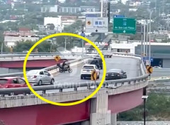 【動画】高架橋で急加速したバイクの人が15メートル下へ落下して重傷を負う。