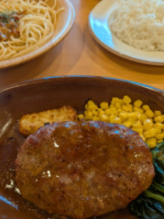 お腹空いてないけどサイゼリアでペペロンチーノとハンバーグ定食頼んだ