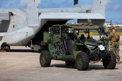 米海兵隊、輸送機MV-22Bオスプレイを用いた、超軽量戦術車両の輸送訓練を実施！