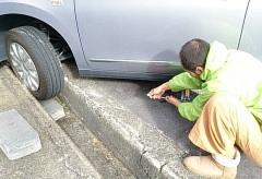 【馴れ初め話】先に走っていた車が側溝に脱輪し、困っていた女性ドライバーをなんとか助けた。その後、彼女が名前を聞いてきたので…