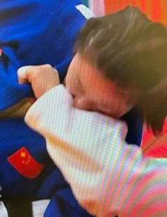 海外「日本の柔道家に噛みつき攻撃をする中国人柔道家。20秒近く噛み続けて失格に」