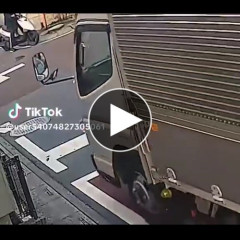 【悲報】自転車さん、すり抜け失敗してしまう😭
