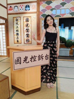 【画像】ベンツ売りのお姉さん、あまりに美人で納車式で目立ちすぎてしまう