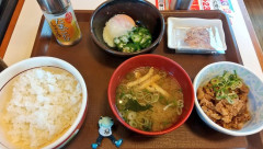 【画像】X民「すき家の牛朝食、これで360円」