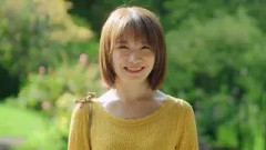 秋元真夏、美しい鎖骨際立つ黄色ワンピ姿！大阪・和泉市を満喫　伝統のガラス工芸づくりにも挑戦 『月刊 旅色』10月号ムービー