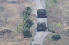 ウクライナ第475強襲連隊、亀戦車2両のがロシア陣地に突撃…FPVと地雷攻撃を突破！