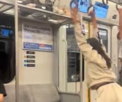 【動画】電車の吊革で遊ぶ美少女、晒されてしまうｗｗｗｗｗ