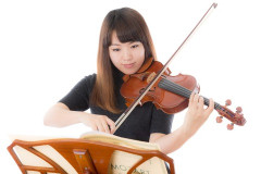 訳あって義父が娘のお迎えに行った。半袖ステテコで下着も透けて見える姿で→義父が変質者として逮捕された。結果、義父は追い出され、娘は転園する羽目に。義父がかわいそすぎる…