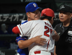 【画像】昨日の井上一樹と新井貴浩の抱擁wｗｗｗｗ